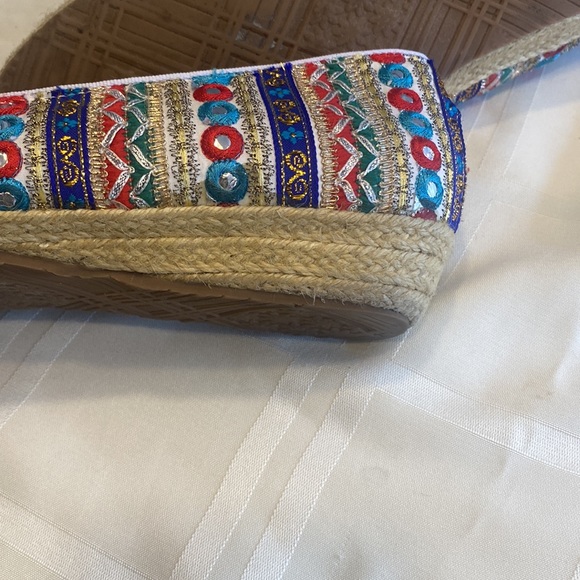 New WOT Beacon Phoenix Espadrilles Embroidered Paillettes size 11M with heel. - Picture 8 of 8